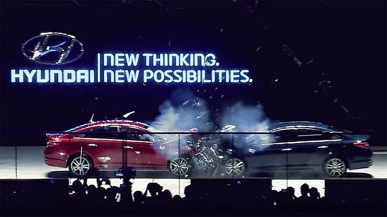 Компания Hyundai провела краш-тест на сцене перед зрителями Компания Hyundai провела краш-тест на сцене перед зрителями
