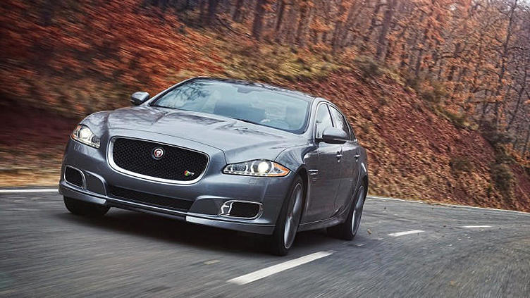 Jaguar показал в роскошный и быстрый седан XJR