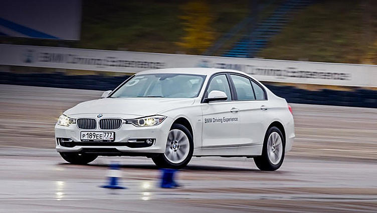 Учимся правильно работать рулём и газом на дрифт-курсе BMW