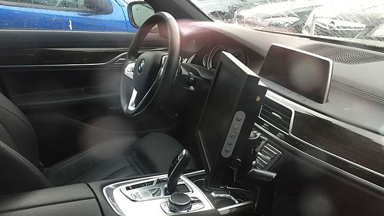 Интерьер новой «пятерки» BMW сфотографировали без камуфляжа Интерьер новой «пятерки» BMW сфотографировали без камуфляжа