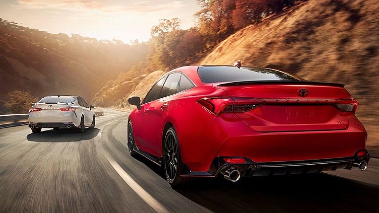 Toyota представила Camry и Avalon в версиях TRD