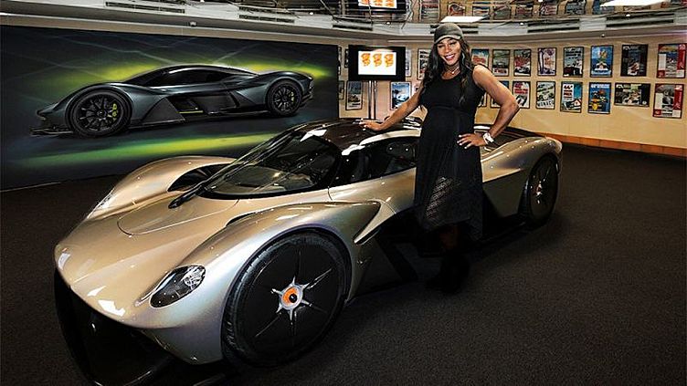 У 1000-сильного гиперкара Aston Martin теперь есть фары и интерьер У 1000-сильного гиперкара Aston Martin теперь есть фары и интерьер