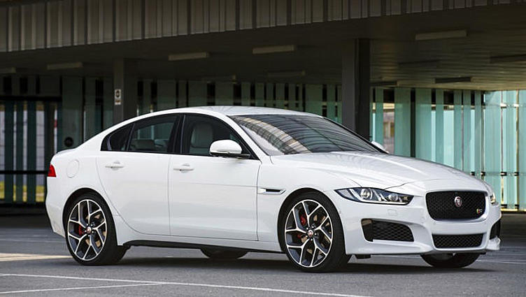 Базовый седан Jaguar XE оказался в самой гуще соперников