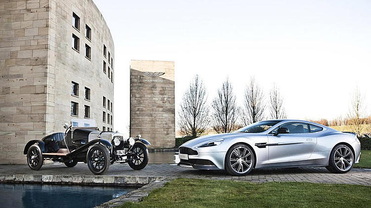 Aston Martin празднует столетие на вертолетной площадке