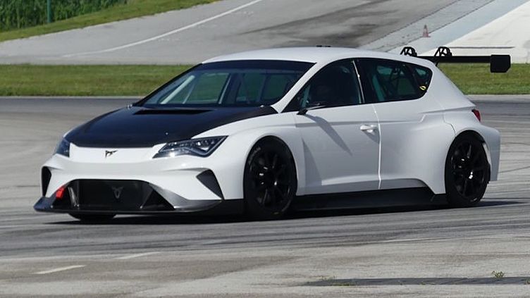 Cupra мощностью 680 сил впервые выехал на трек