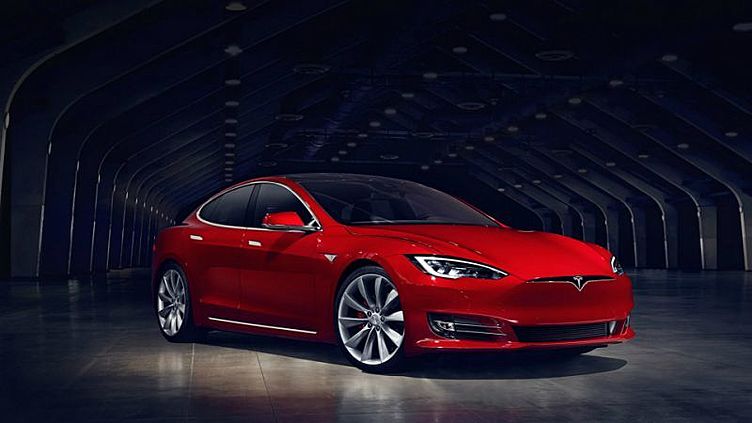 Tesla ускорила электрокар Model S Tesla ускорила электрокар Model S