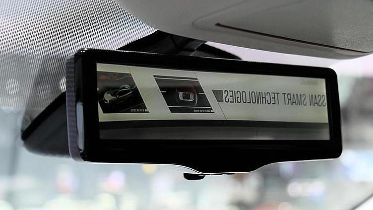 Nissan скрестил зеркало заднего вида с монитором