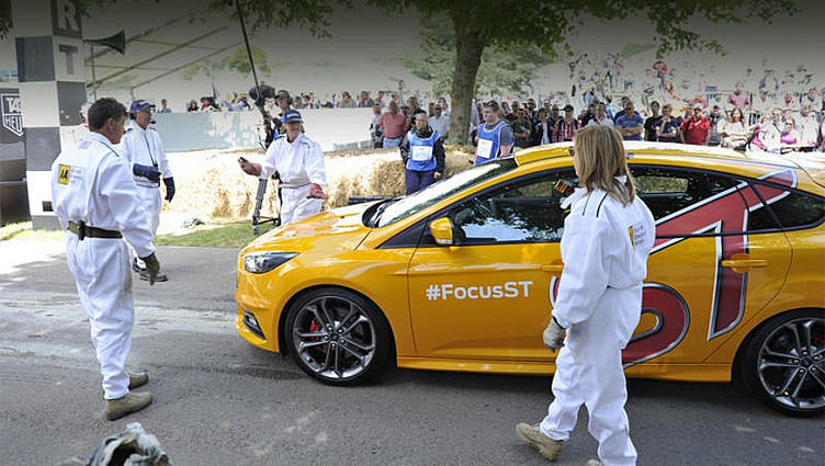 Ford Focus ST со Стигом за рулём сразился с виртуальной копией