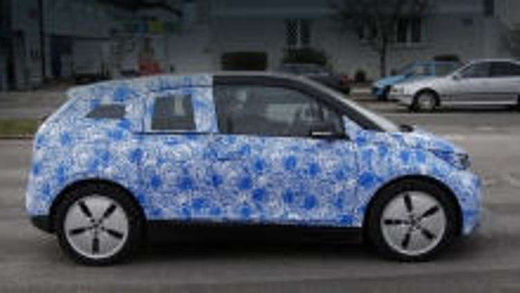 Фотошпионы застукали хэтчбек BMW i3 REx на заправке Фотошпионы застукали хэтчбек BMW i3 REx на заправке