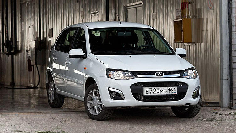 Россияне перестали покупать автомобили Lada - продажи упали на 24%