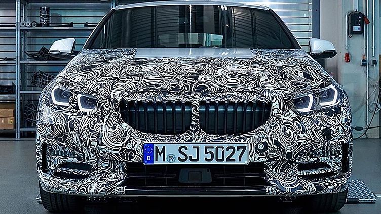 Переднеприводную BMW 1 серии показали почти без камуфляжа Переднеприводную BMW 1 серии показали почти без камуфляжа