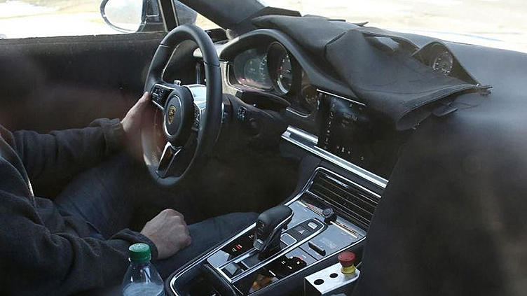 Шпионы сфотографировали интерьер нового Porsche Panamera