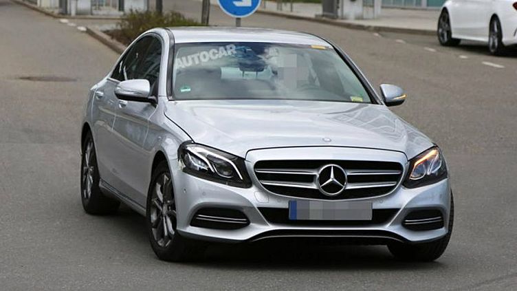 Обновленный «Мерседес» C-Class сфотографировали без камуфляжа Обновленный «Мерседес» C-Class сфотографировали без камуфляжа