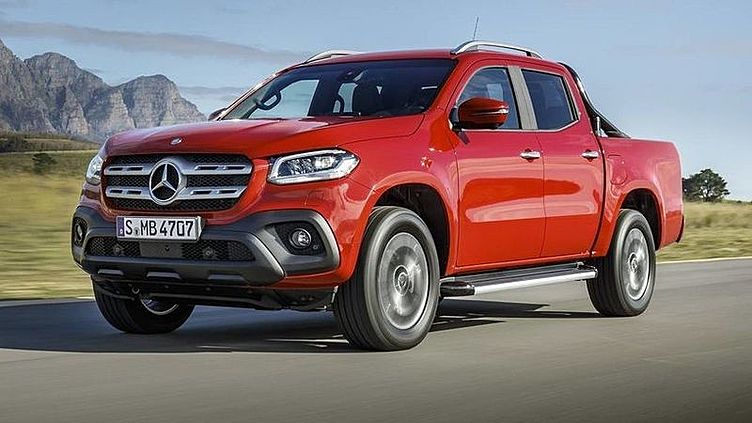 У пикапа Mercedes может выпасть плафон подсветки и заблокировать педаль тормоза У пикапа Mercedes может выпасть плафон подсветки и заблокировать педаль тормоза