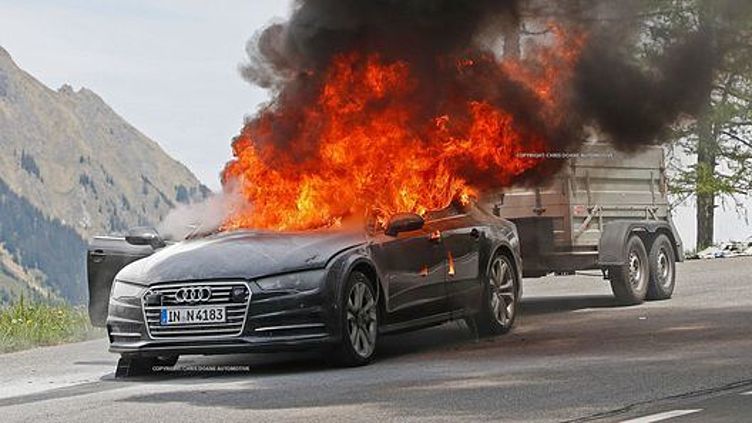Тестовый прототип Audi A7 выгорел дотла Тестовый прототип Audi A7 выгорел дотла
