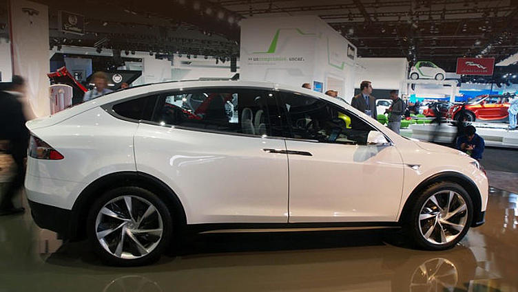 Запуск кроссовера Tesla Model X отложен на год