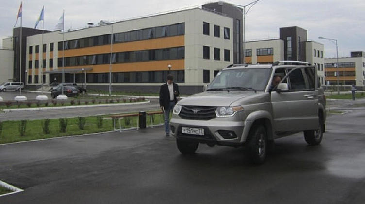 UAZ Patriot обучают соблюдать скоростной режим и уступать дорогу