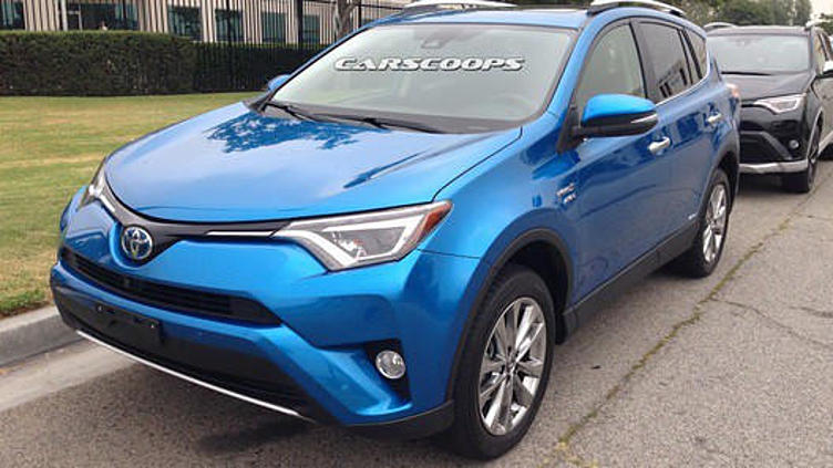 Обновленный бестселлер Toyota впервые показался живьем Обновленный бестселлер Toyota впервые показался живьем
