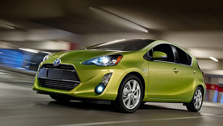 Хэтчбек и компактвэн Toyota Prius изменились лицом Хэтчбек и компактвэн Toyota Prius изменились лицом