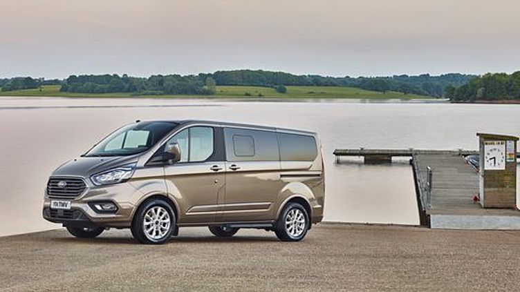Ford представил люксовую версию минивэна Tourneo Custom Ford представил люксовую версию минивэна Tourneo Custom