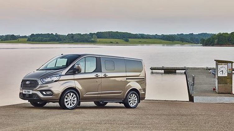 Ford представил люксовую версию минивэна Tourneo Custom