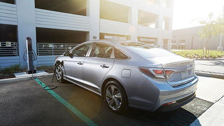 Hyundai расщедрилась сразу на два гибрида Sonata Hyundai расщедрилась сразу на два гибрида Sonata
