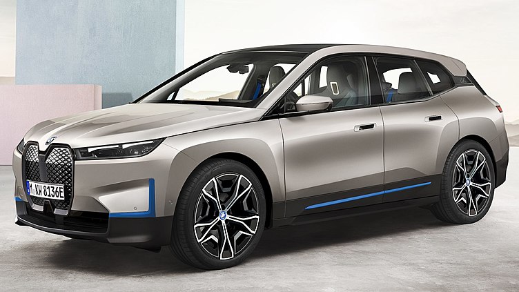В России начались продажи нового электрокроссовера BMW iX