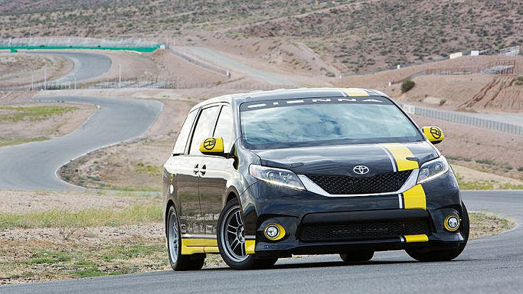 Минивэн Toyota победил масл-кар на треке Минивэн Toyota победил масл-кар на треке