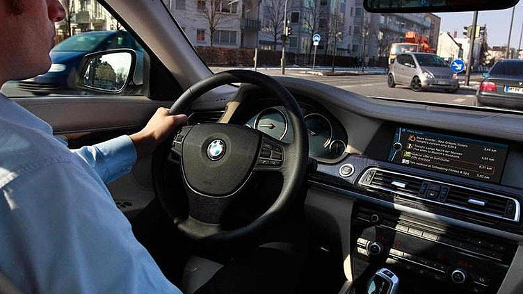 Автомобили BMW начнут показывать водителям рекламу Автомобили BMW начнут показывать водителям рекламу