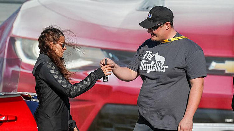 Гонщица NASCAR передела клиенту первый Chevrolet Camaro нового поколения Гонщица NASCAR передела клиенту первый Chevrolet Camaro нового поколения