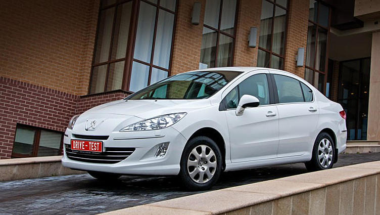 Смотрим на седан Peugeot 408 под разными углами Смотрим на седан Peugeot 408 под разными углами
