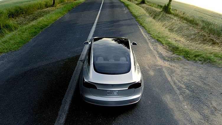 Глава Fiat заявил о готовности «скопировать» Tesla Model 3 Глава Fiat заявил о готовности «скопировать» Tesla Model 3