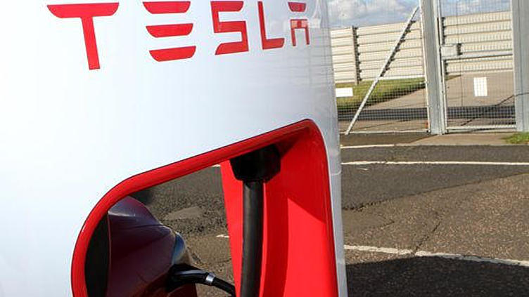 Tesla просит владельцев электрокаров не пользоваться зарядными станциями Tesla просит владельцев электрокаров не пользоваться зарядными станциями