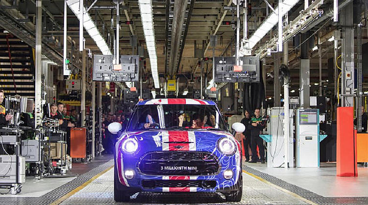 Британский завод MINI выпустил 3-миллионный автомобиль Британский завод MINI выпустил 3-миллионный автомобиль
