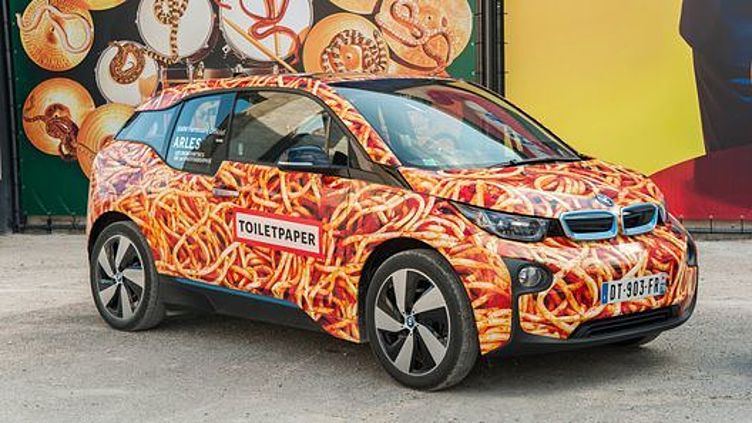 BMW посвятила новый арт-кар макаронам и туалетной бумаге BMW посвятила новый арт-кар макаронам и туалетной бумаге
