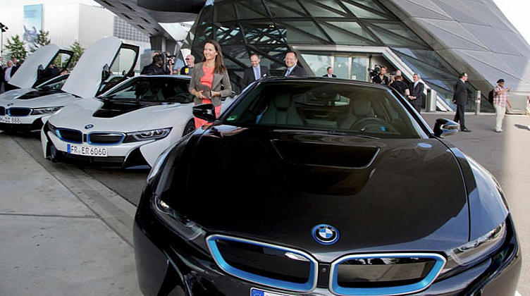 BMW продал первый автомобиль с лазерными фарами BMW продал первый автомобиль с лазерными фарами