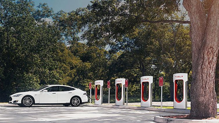 «Тесла» назвала стоимость зарядки на станциях Supercharger «Тесла» назвала стоимость зарядки на станциях Supercharger