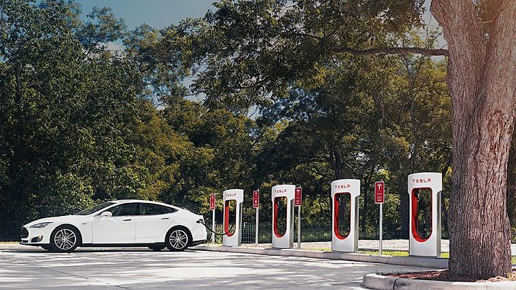 «Тесла» назвала стоимость зарядки на станциях Supercharger