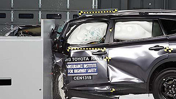 Toyota RAV4 не прошла краш-тест в США Toyota RAV4 не прошла краш-тест в США