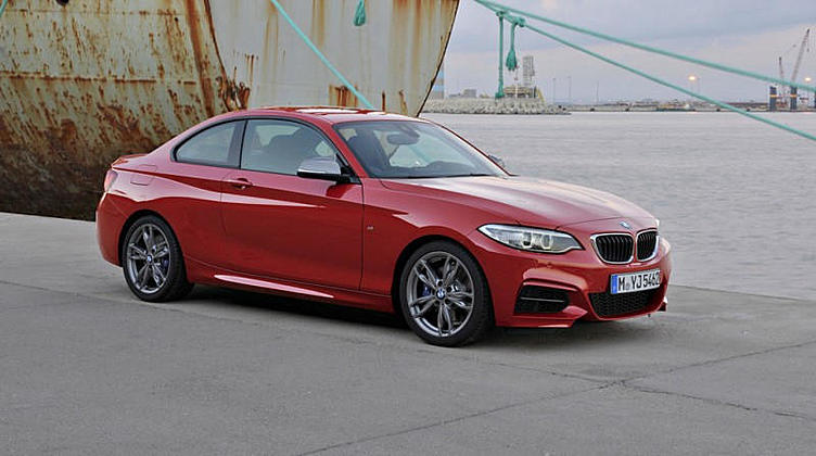 Купе BMW 2 серии получило трехцилиндровый двигатель Купе BMW 2 серии получило трехцилиндровый двигатель