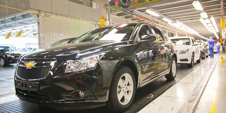Завод GM в Петербурге останавливает конвейер Завод GM в Петербурге останавливает конвейер