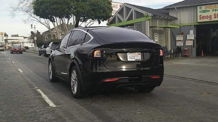 Без пяти минут серийный кроссовер Tesla засветился на дорогах Без пяти минут серийный кроссовер Tesla засветился на дорогах