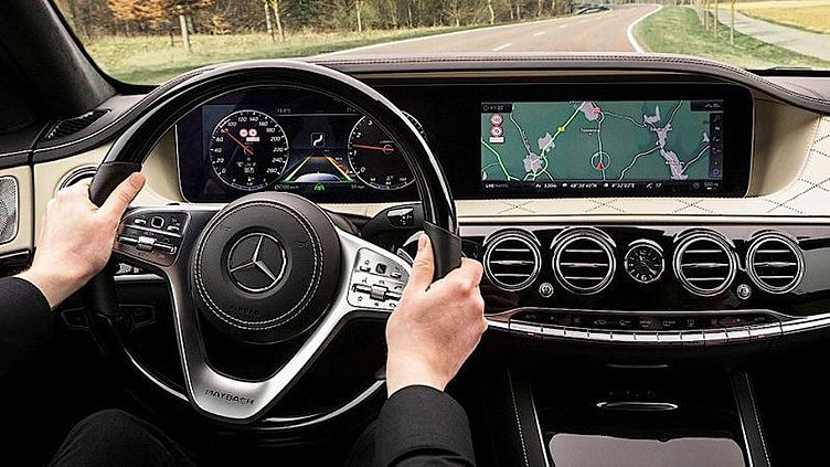 «Мерседес» изменил S-Классу интерьер и добавил автопилот «Мерседес» изменил S-Классу интерьер и добавил автопилот