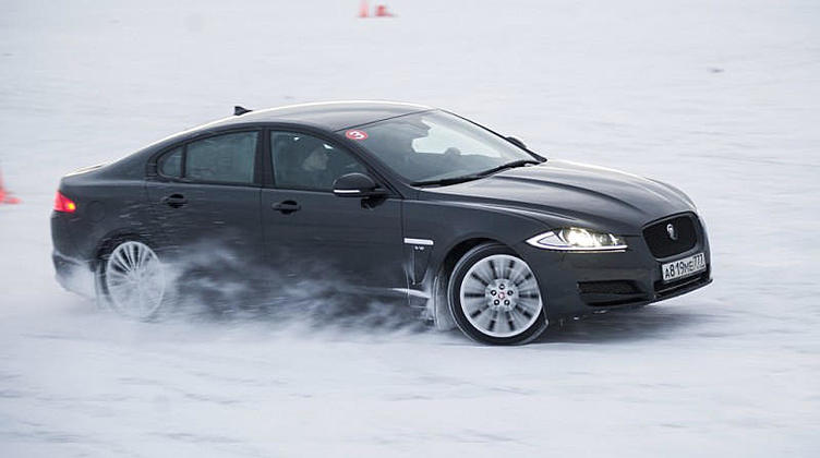 Танцы на льду за рулем полноприводных Jaguar Танцы на льду за рулем полноприводных Jaguar
