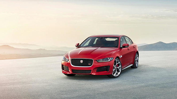 Jaguar представил свой новый компактный седан XE Jaguar представил свой новый компактный седан XE