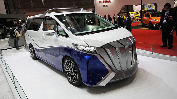 «Тойота» превратила минивэн Alphard в кабриолет