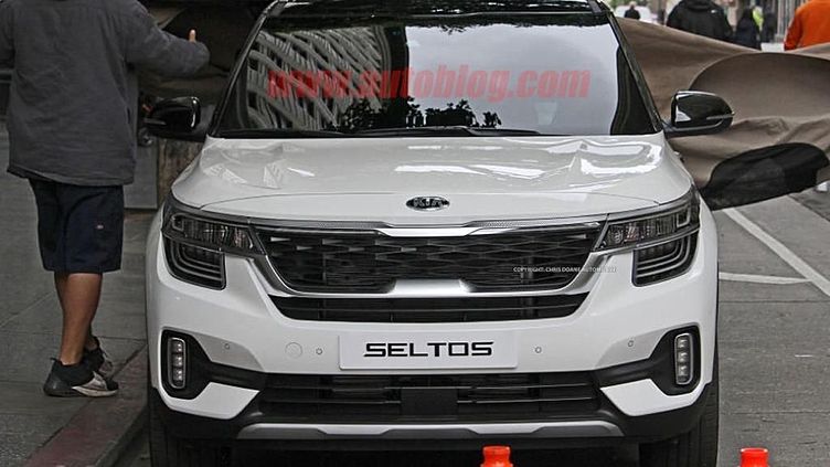 Новый кроссовер Kia Seltos сфотографировали без камуфляжа