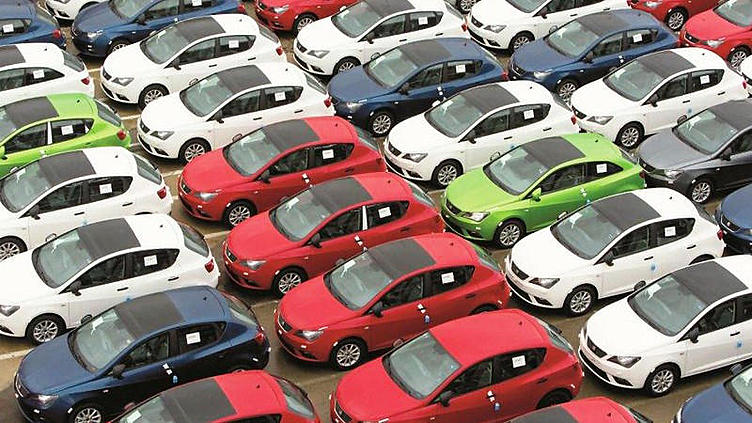 Январские продажи автомобилей в РФ упали на 6%, у 