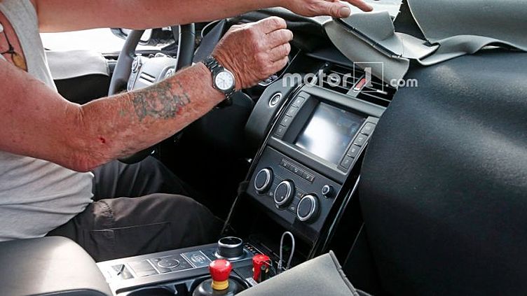 Шпионы сфотографировали салон нового Land Rover Discovery