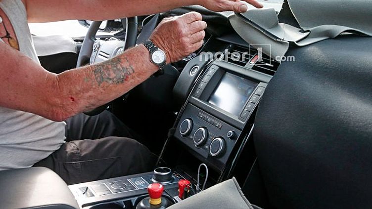 Шпионы сфотографировали салон нового Land Rover Discovery Шпионы сфотографировали салон нового Land Rover Discovery